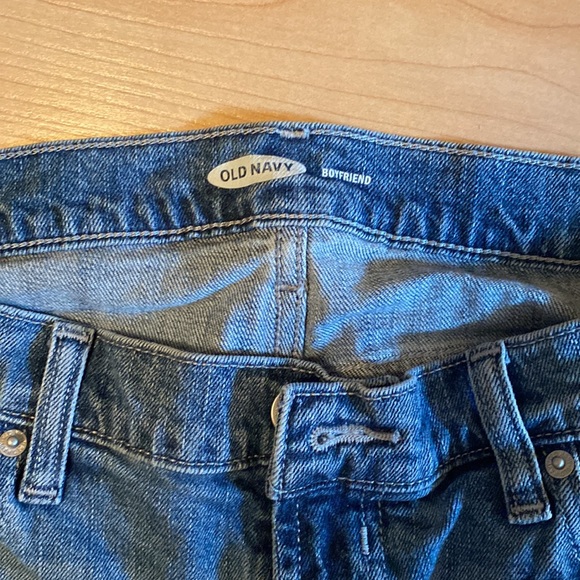Size 6 Old Navy Regular Wash Boyfriend Jeans - Picture 2 of 5